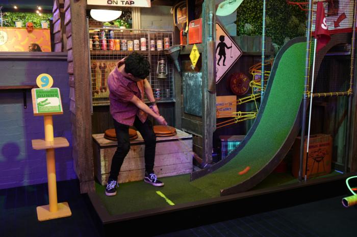 What The Putt: Indoor Minigolf Bar